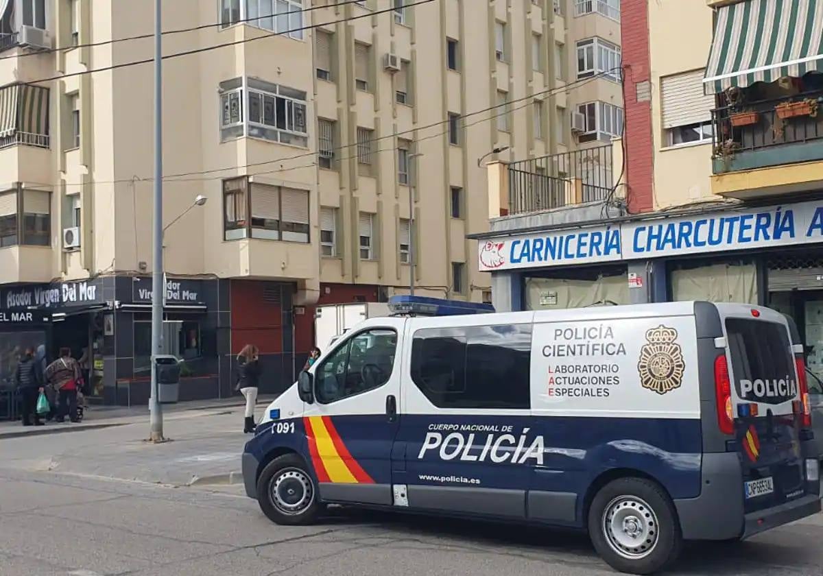 La Policía frente al bloque donde vivía la mujer asesinada