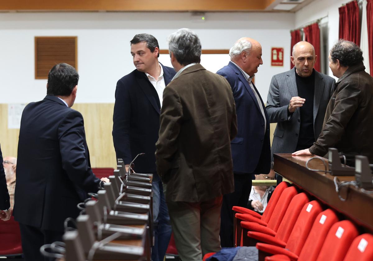 El alcalde, José María Bellido, antes de comernzar la reunión en el Ayuntamiento