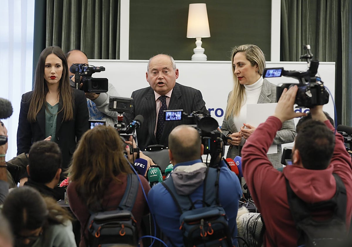 El abogado y su equipo, este martes en una rueda de prensa en Sevilla