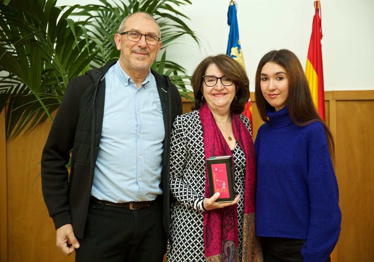 Carles Pérez Orihuel, Amparo Navarro y Berta Pérez, en la presentación de la campaña benéfica contra la miopatía nemalínica en Alicante.