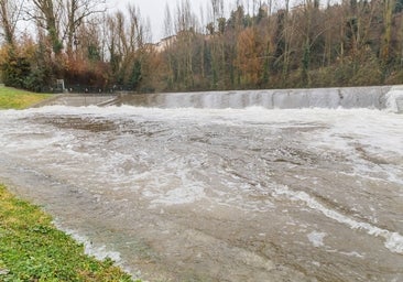 Así baja el Eresma a su paso por Segovia tras el deshielo y las últimas lluvias