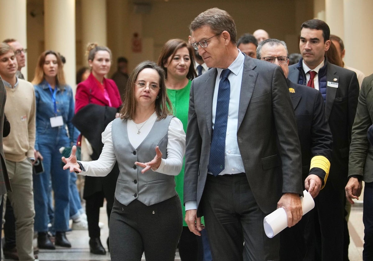 Mar Galcerán junto a Alberto Núñez Feijóo, este martes en los pasillos del Congreso de los Diputados.