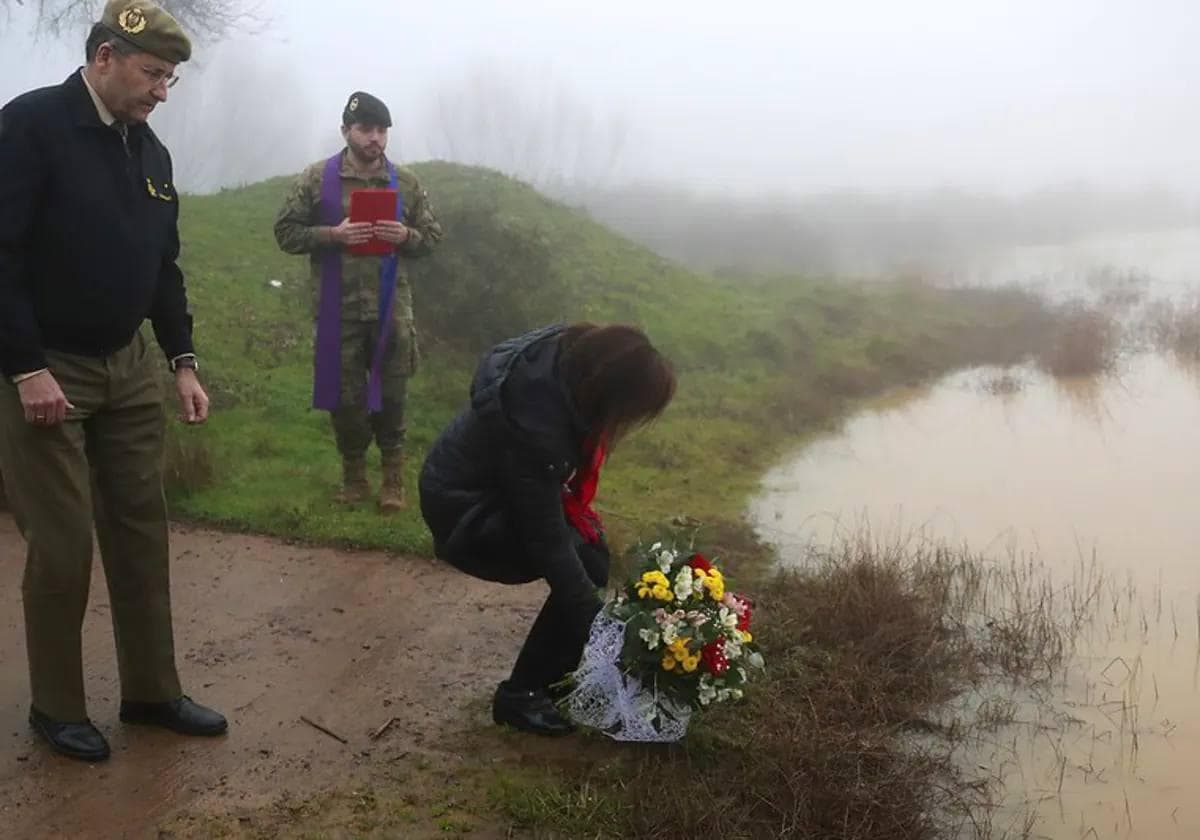 La ministra de Defensa, Margarita Robles, deposita flores en el lago en el que perecieron los militares