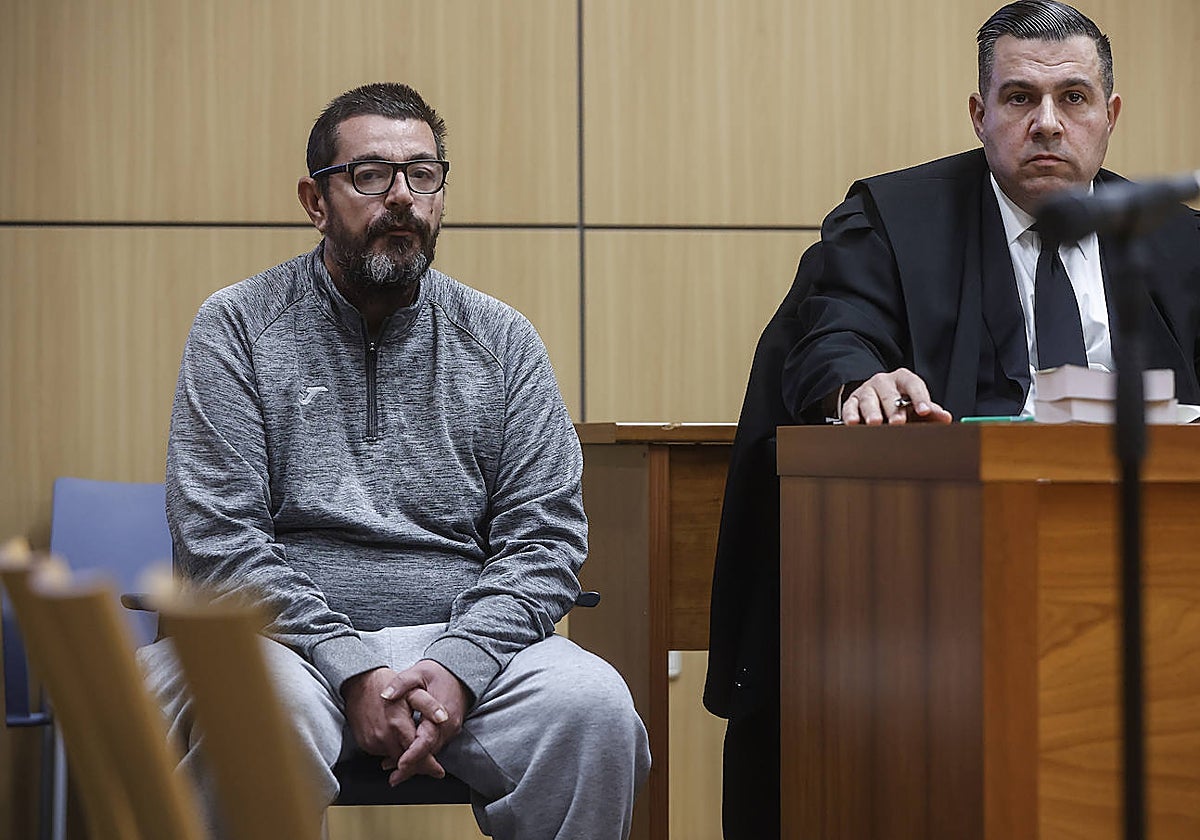 Imagen de archivo del acusado, junto a su abogado, durante el juicio en la Audiencia de Valencia