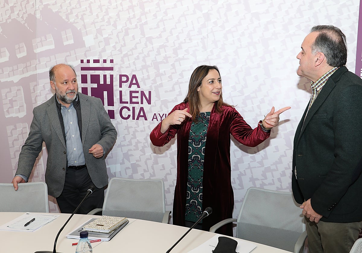 La alcaldesa de Palencia, Miriam Andrés, presenta el acuerdo de presupuestos junto al concejal de Hacienda, Carlos Hernández, y el portavoz de ¡Vamos Palencia, Domiciano Curiel