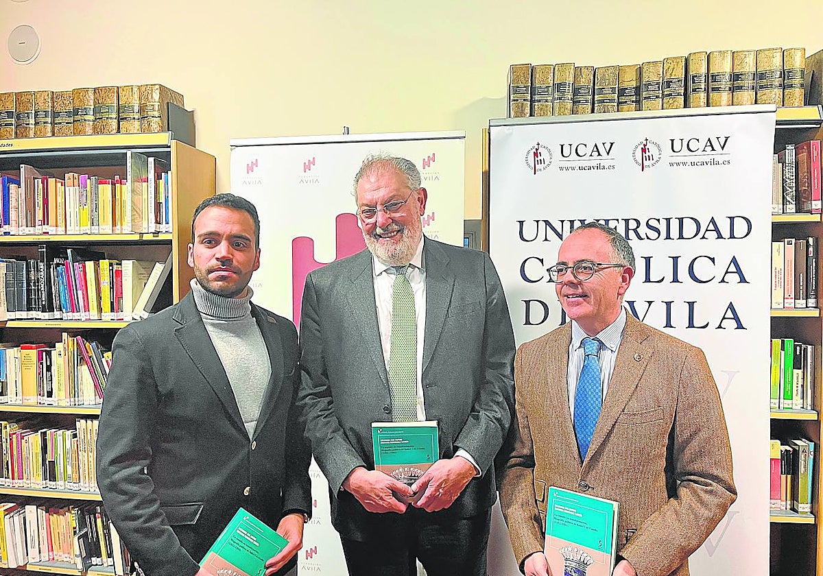 Salvador Rus (centro) durante la presentación del libro en la Universidad Católica de Ávila (UCAV)