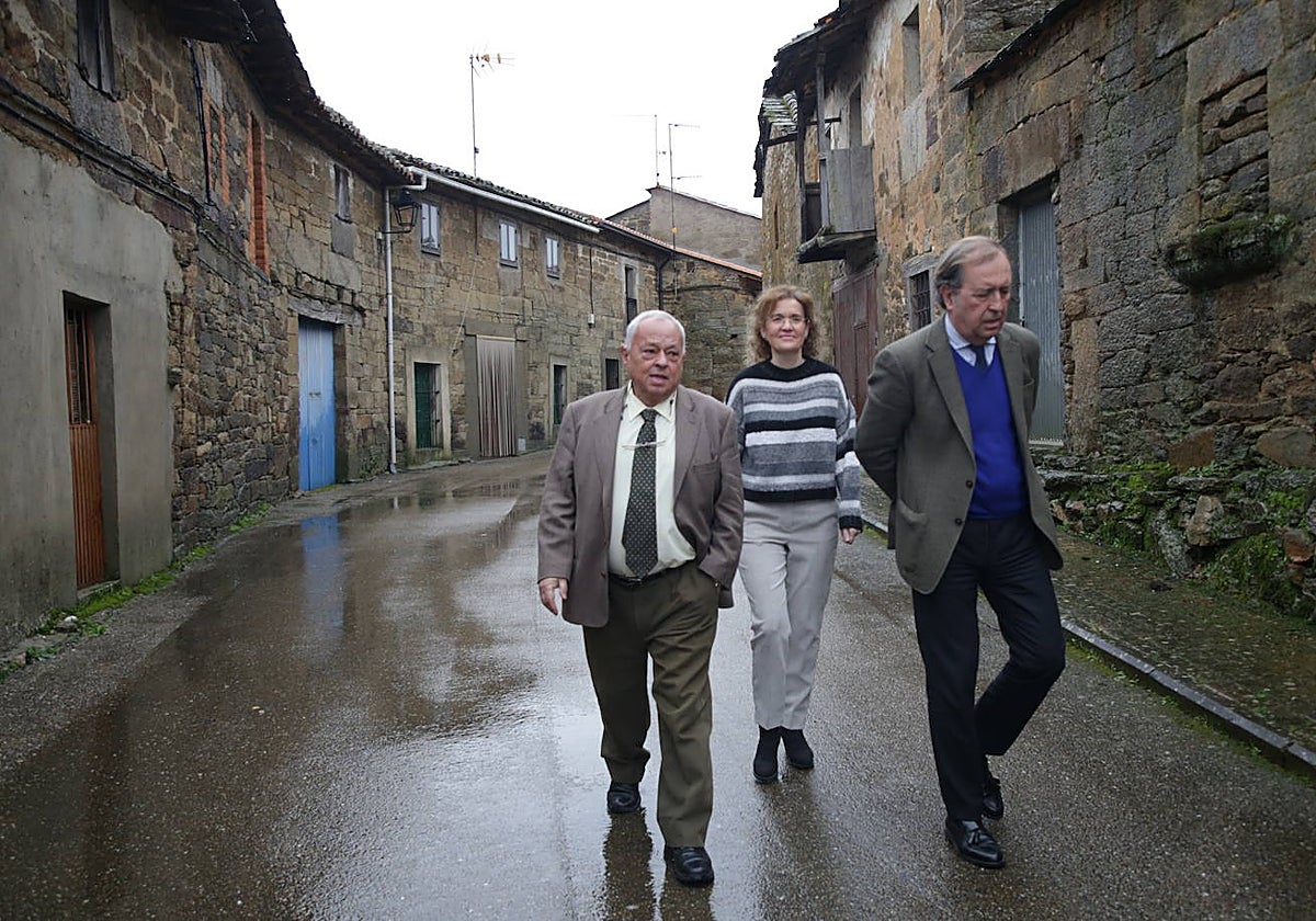 El consejero de Cultura, el director general de Turismo y la alcaldesa de Villardeciervos pasean por el pueblo