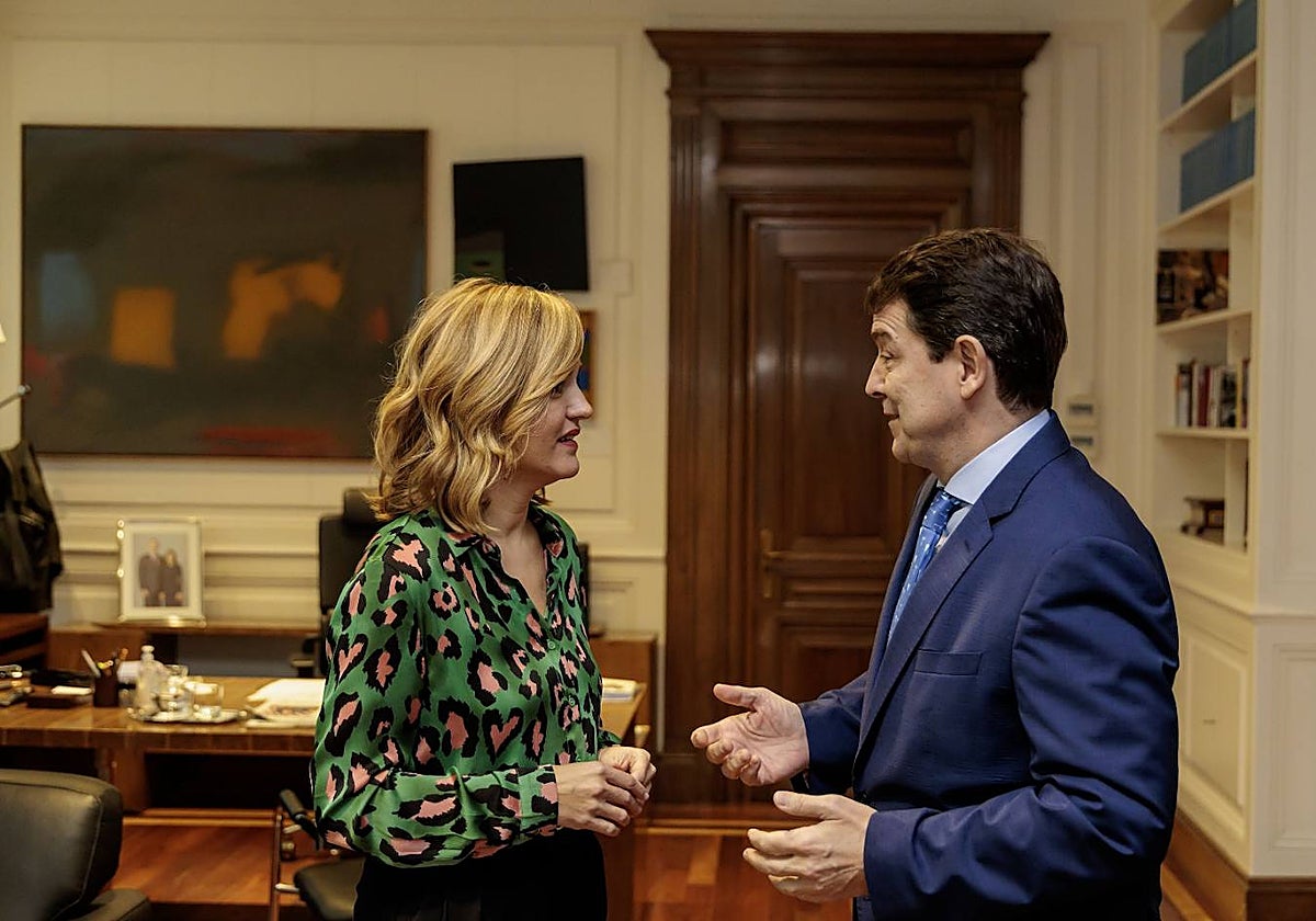 La ministra de Educación, Pilar Alegría, y el presidente de la Junta, Alfonso Fernández Mañueco, antes de la reunión celebrada en Madrid