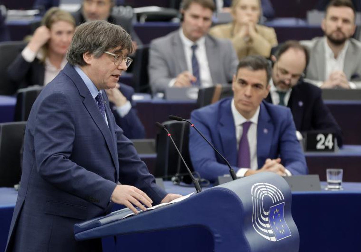 El líder de Junts y prófugo de la Justicia, Carles Puigdemont, habla frente a Pedro Sánchez en el Parlamento Europeo