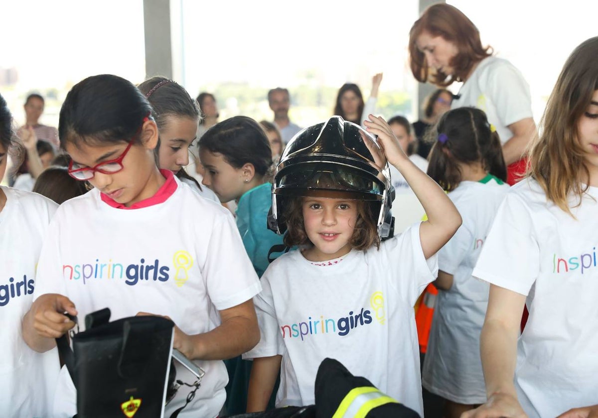 Imagen de varias niñas durante un acto de la Fundación Inspiring Girls