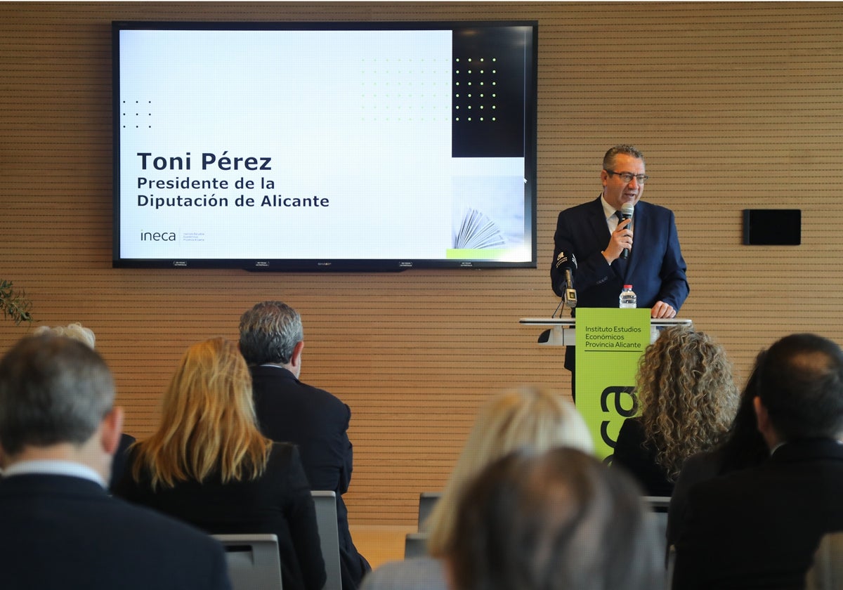 El presidente de la Diputación de Alicante, en la presentación del estudio de Ineca en la empresa Actiu de Castalla.