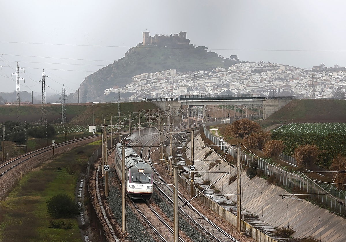 Un tren de Media Distancia circula por Almodóvar