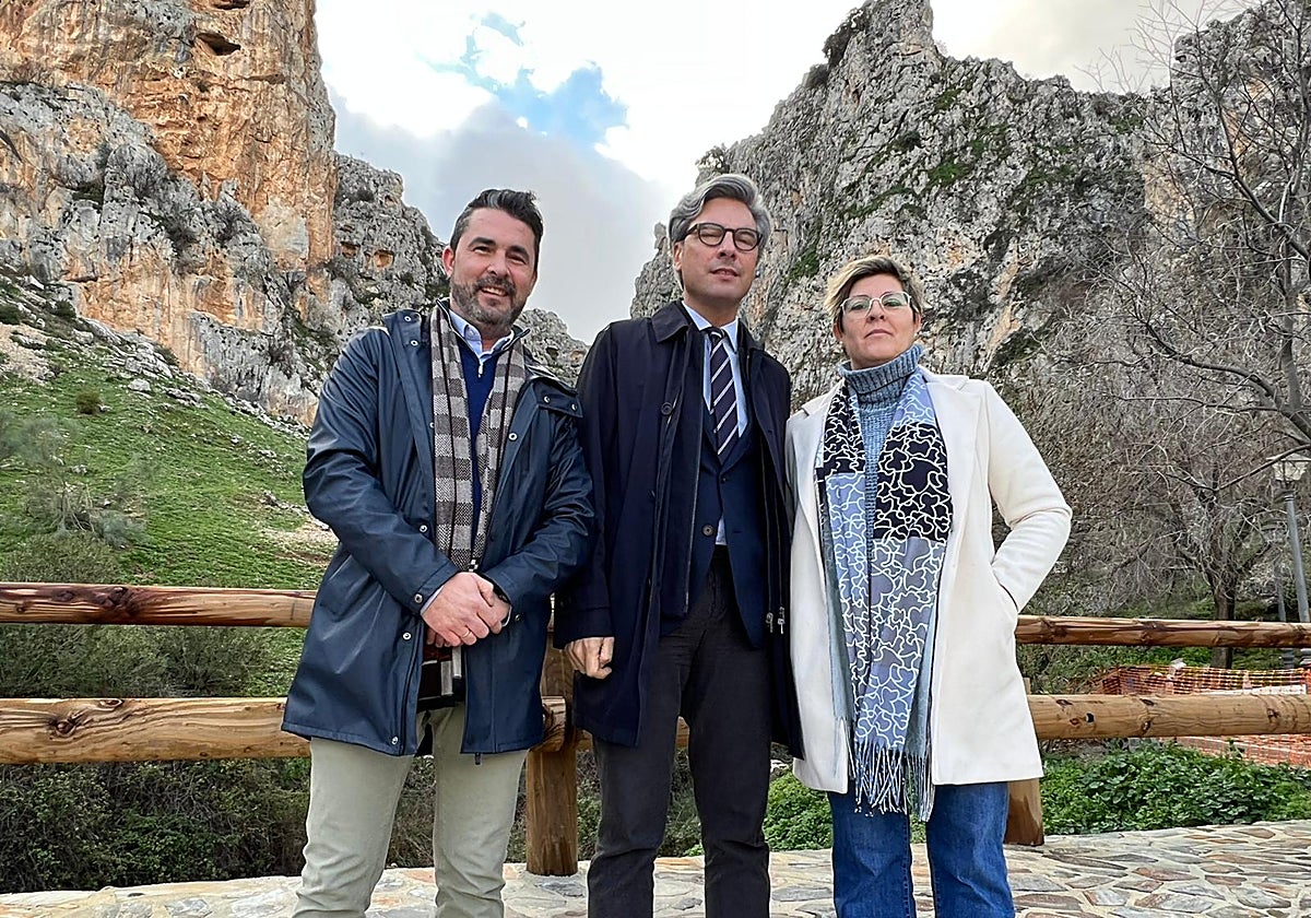 Visita de Andrés Lorite (centro) al puente