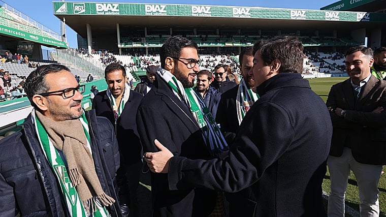La cúpula de Infinity, el fondo propietario del Córdoba CF, ataviados con bufandas blanquiverdes