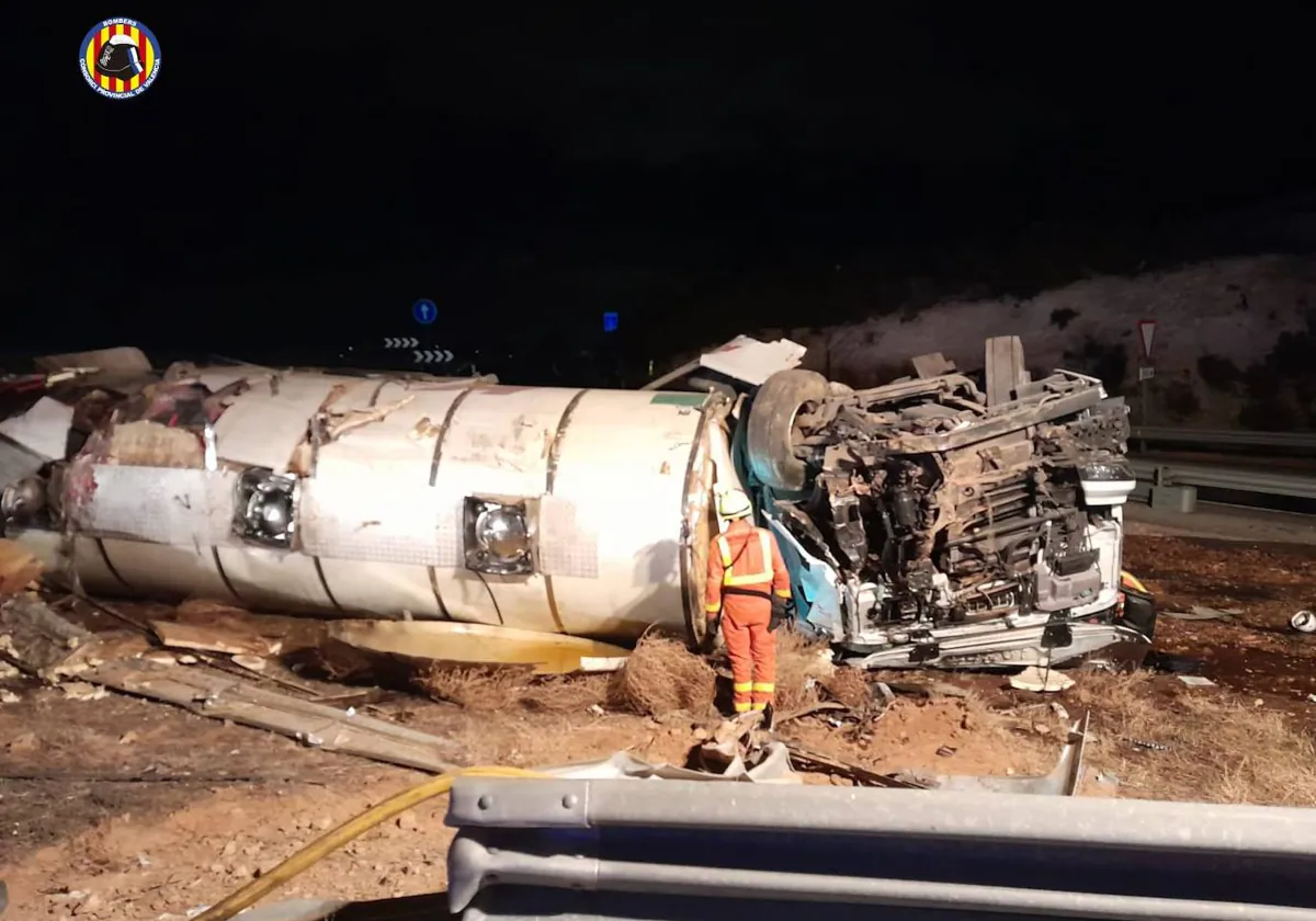 Imagen del camión cisterna accidentado este jueves en la A-3, a la altura de Cheste (Valencia)