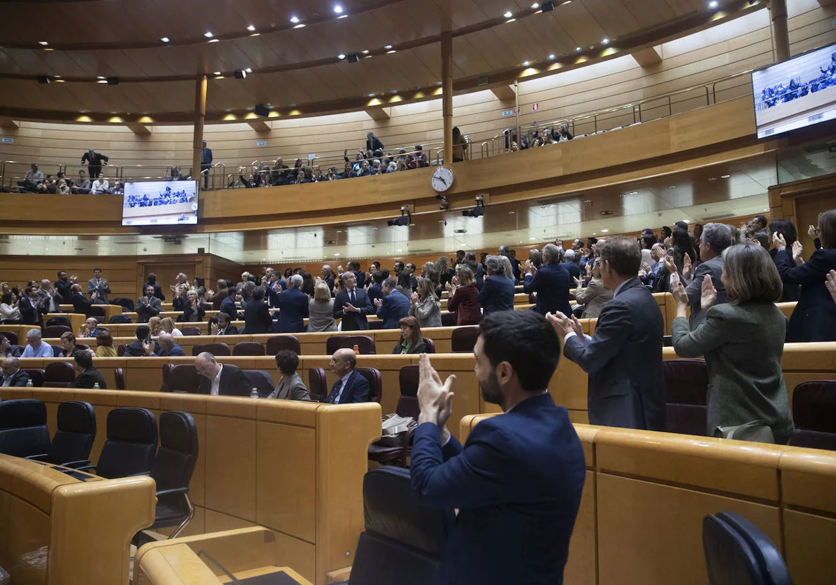 Los diputados aplauden tras el pleno que aprobó el cambio del artículo 49