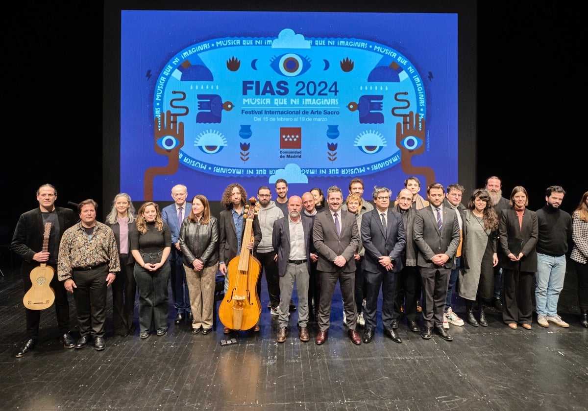 El consejero Mariano de Paco, el director Pepe Mompeán y otras autoridades en la presentación del FIAS 2024 con varios de los artistas que participan en su programación.