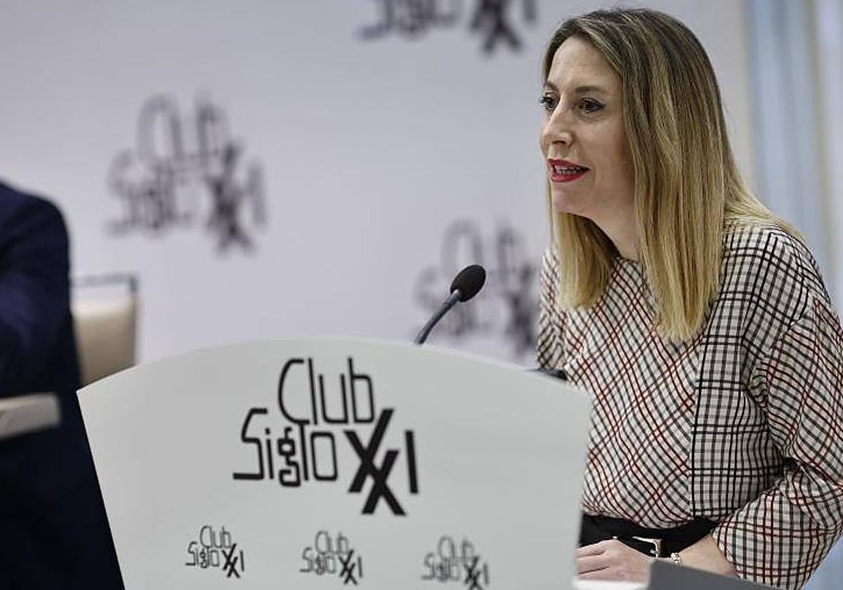 La presidenta de la Junta de Extremadura, Maria Guardiola, durante un desayuno en el Club S. XXI