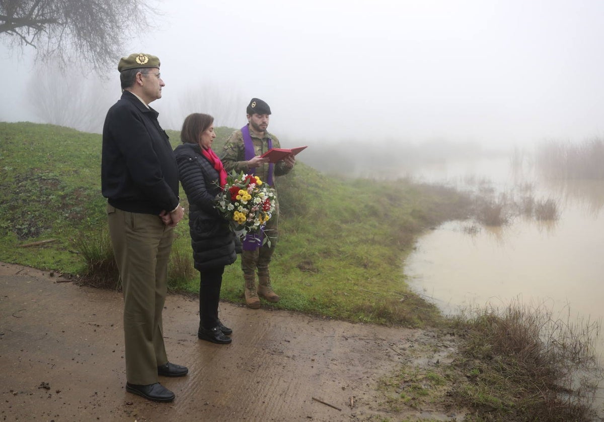 La ministra de Defensa, Margarita Robles, en un homenaje en el lago a los militares muertos