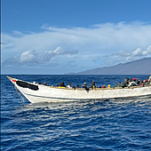 A oscuras y en alta mar: un velero localiza un cayuco a 228 kilómetros de El Hierro