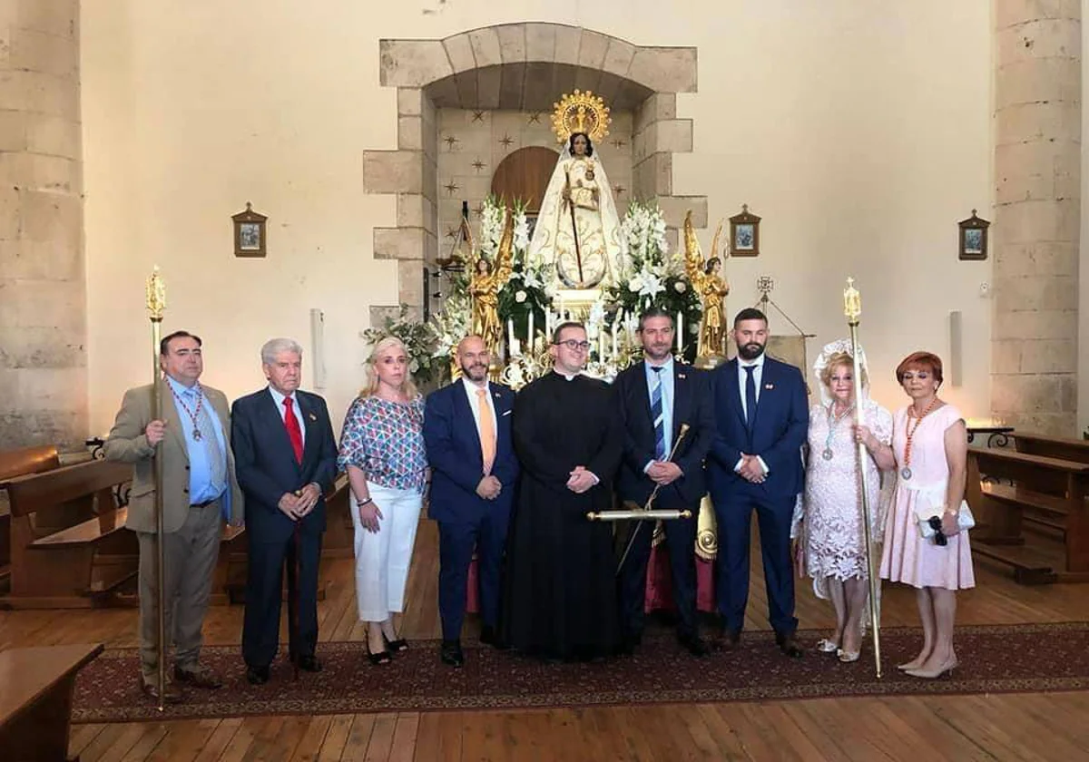 El alcalde de Los Santos de la Humosa, Lázaro Polo, con el bastón de mando, y con el concejal Daniel Moreno a la derecha en la imagen