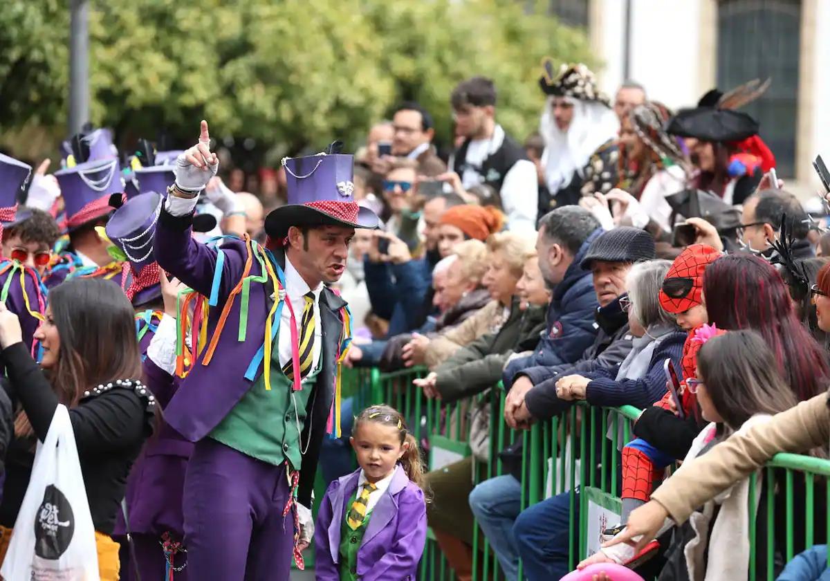 La colorida Cabalgata del Carnaval de Córdoba, en imágenes