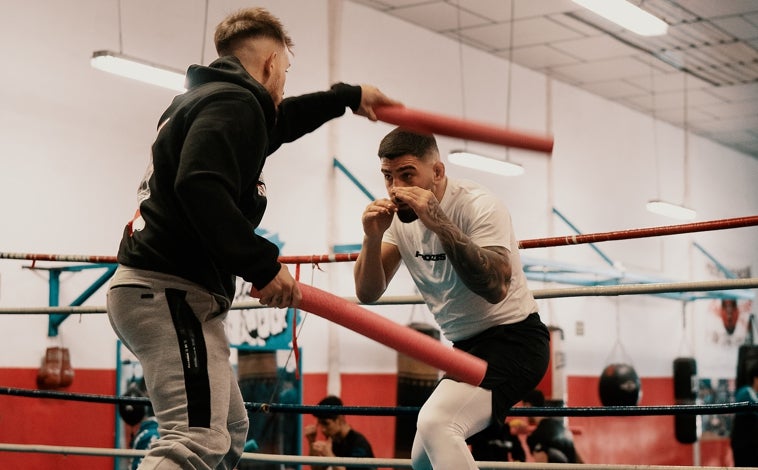 Imagen principal - La carrera de Ilia Topuria se ha forjado a base de horas y horas dentro de su gimnasio, el Climent Club. La técnica de golpeo del hispanogeorgiano es exquisita, aunando la potencia, la precisión y la velocidad en cada movimiento. 