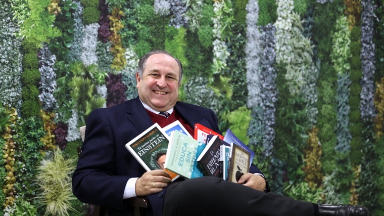 El autor posa con varios de sus libros