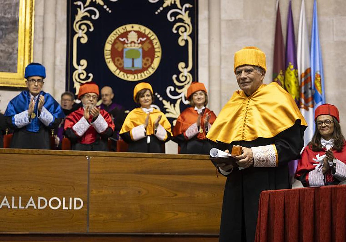 Borrell, un «abrumado» y «agradecido» Honoris Causa de la Universidad de Valladolid