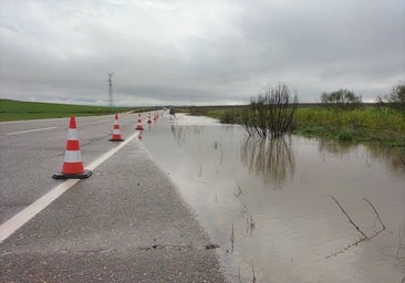 Cortada la CM-5150 en Corchuela tras el desbordamiento del arroyo Alcañizo