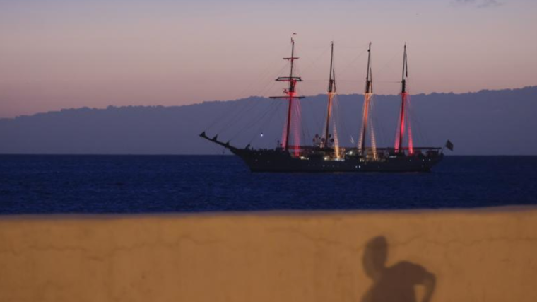 El buque escuela entrando en el Arsenal de Las Palmas al amanecer