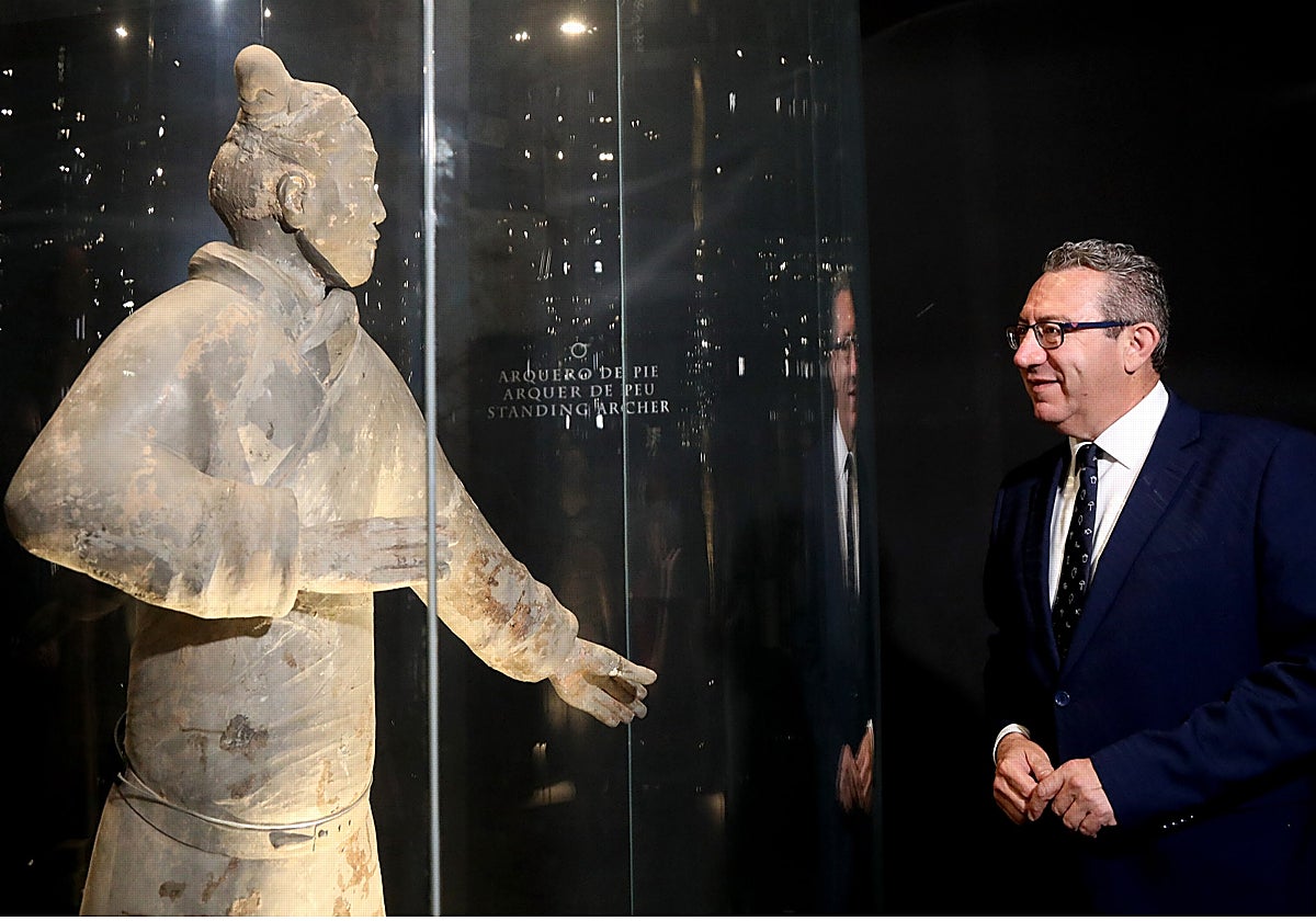 El presidente de la Diputación de Alicante, Toni Pérez, junto a uno de los guerreros de Xi´an, en la exposición del Marq.