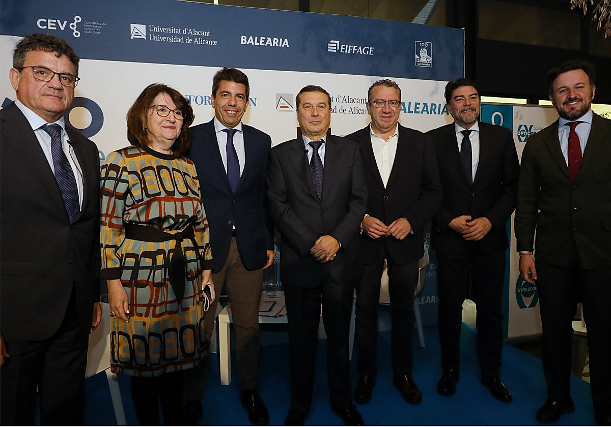 El presidente de la Generalitat Valenciana, Carlos Mazón, el conseller de Sanidad, Marciano Gómez (centro), en el foro donde celebrado este viernes en Alicante.
