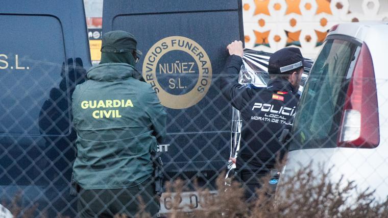 La Guardia Civil protege los cadáveres de las cámaras tras el levantamiento de los cuerpos