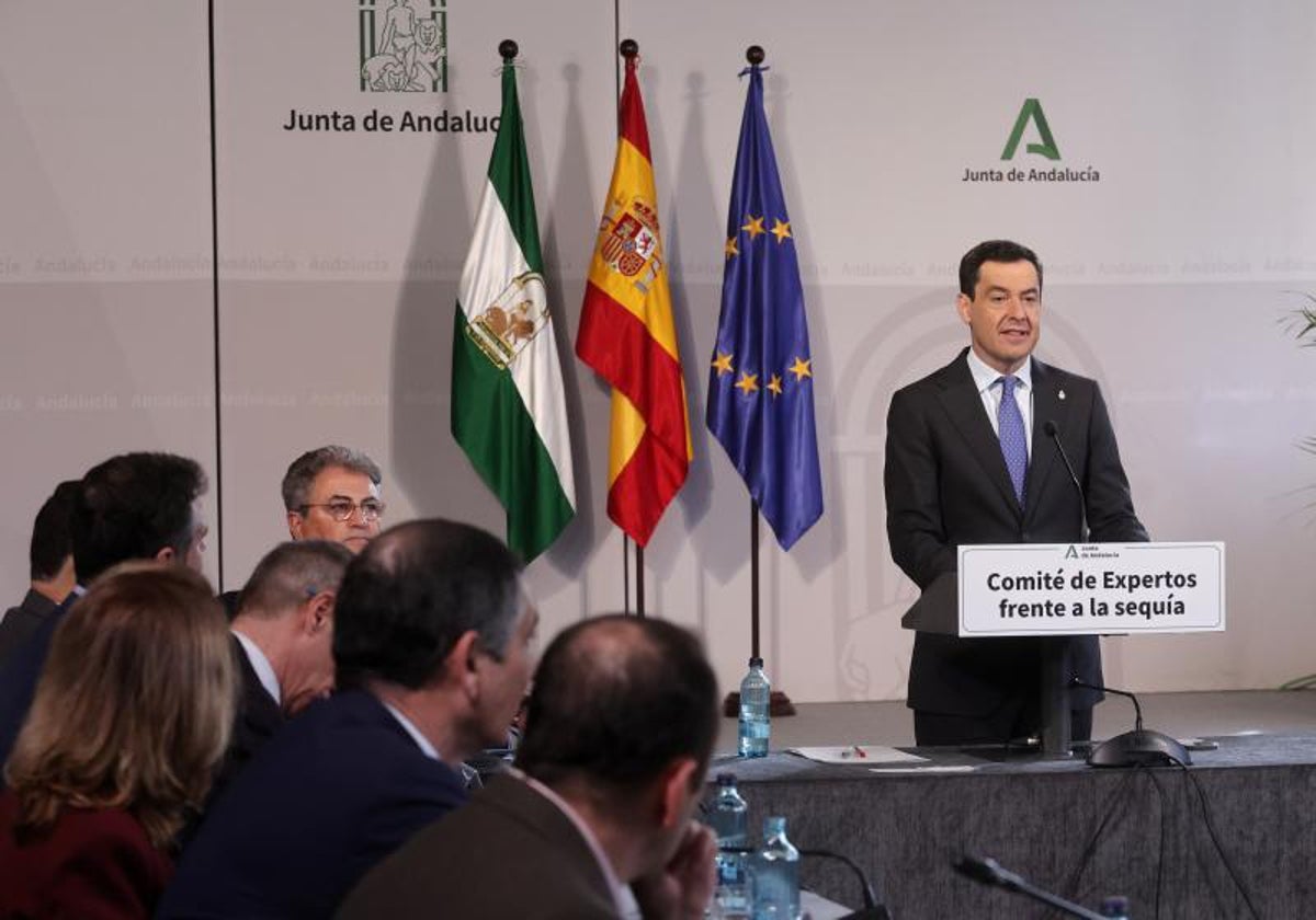 El presidente andaluz durante la última reunión del comité de expertos frente a la sequía