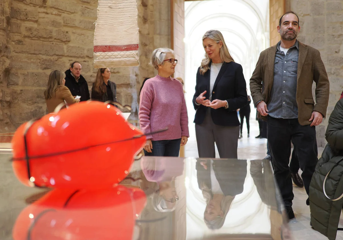 Teresa Lanceta &#039;teje&#039; en la capilla del Patio Herreriano «la historia de la Castilla del siglo XIII»