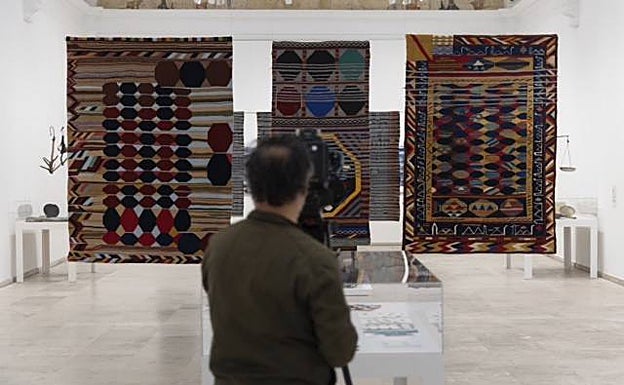 Teresa Lanceta &#039;teje&#039; en la capilla del Patio Herreriano «la historia de la Castilla del siglo XIII»