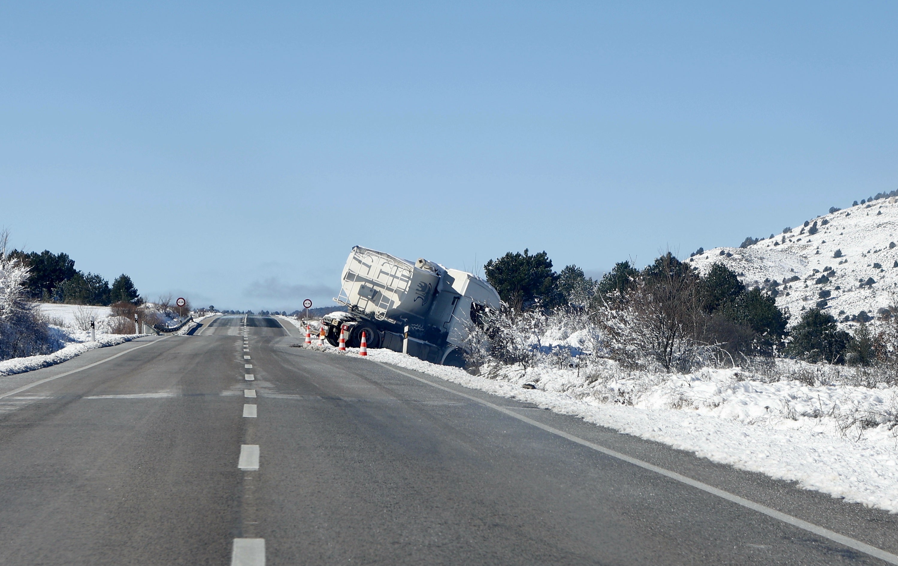 Un camión fuera de la N-122 a consecuencia del temporal de ayer