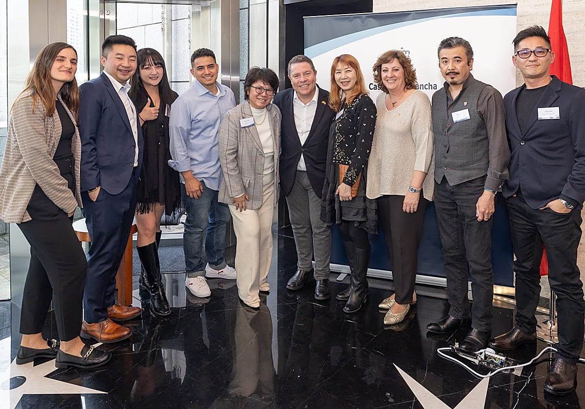 Page junto a alguno de los 40 empresarios chinos, en Hong Kong