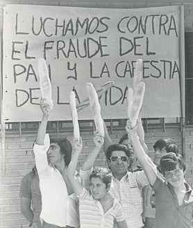 Imagen secundaria 2 - Arriba, la Guardia Civil vigilando las inmediaciones de la plaza de la Cebada, durante las protestas del pan de 1914. Abajo, dos imágenes de la venta de pan barato en Orcasitas en el conflicto de los años 70