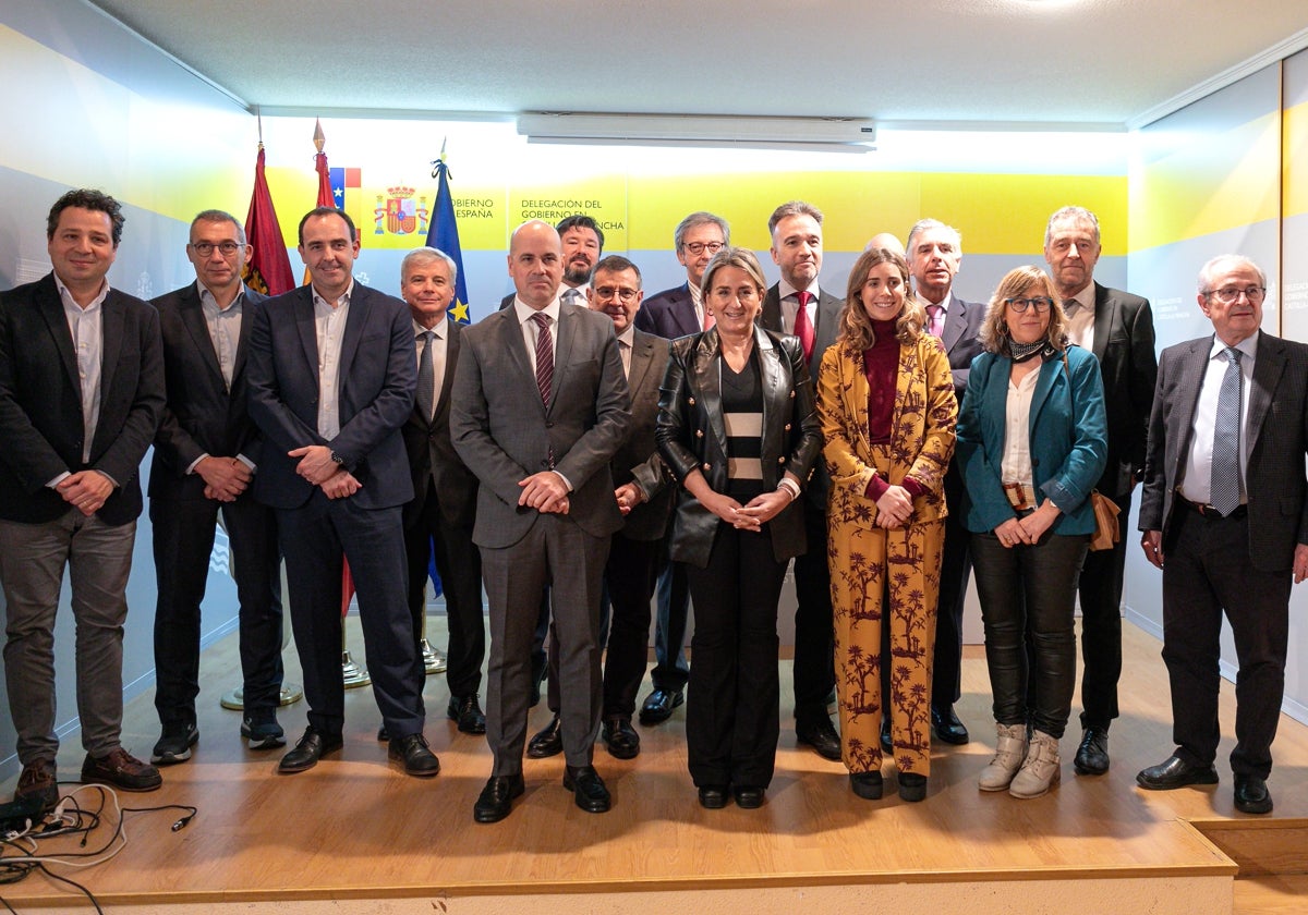 Tolón y Rosell junto a los directivos de las empresas beneficiarias