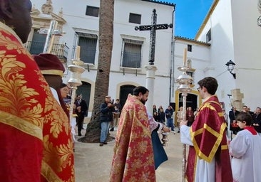 La nueva cruz de las Carmelitas Descalzas ya luce como símbolo de fe y unidad en Aguilar