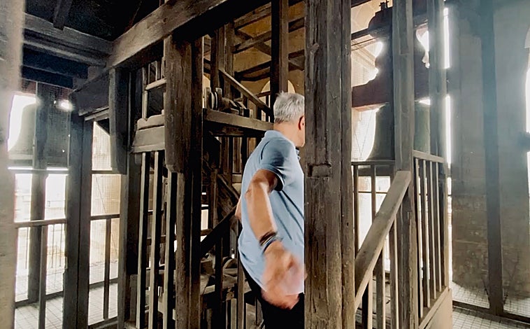 Imagen principal - Escaleras de acceso a la torre; una de las campanas; y la matraca que las sustituía en señal de luto en festividades como el Viernes Santo 