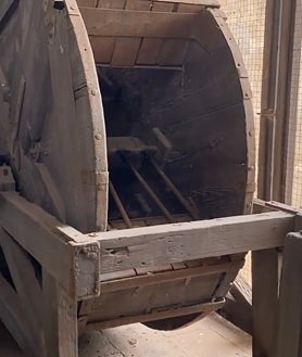 Imagen secundaria 2 - Escaleras de acceso a la torre; una de las campanas; y la matraca que las sustituía en señal de luto en festividades como el Viernes Santo 