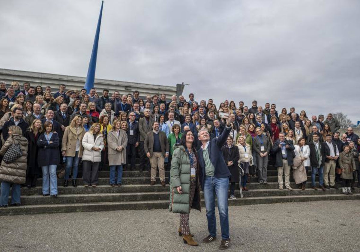 Foto de familia del PP tras la celebración de la Interparlamentaria, con Paula Prado y Alfonso Rueda en primer plano