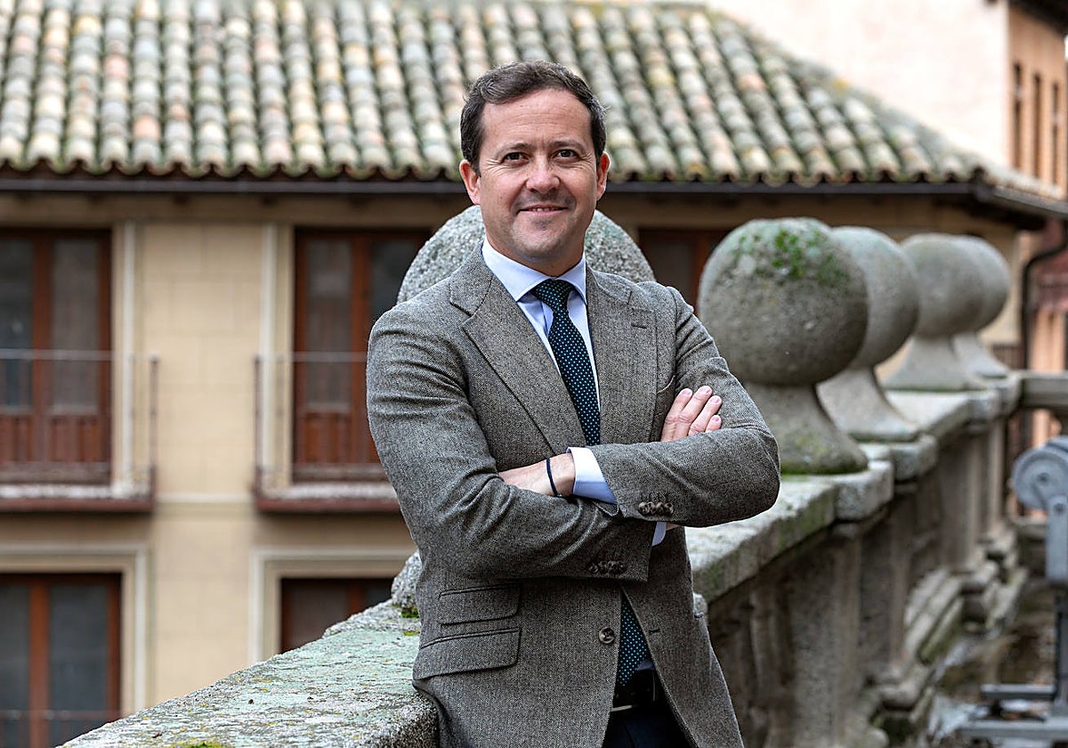 Carlos Velázquez posa para ABC en el balcón del Ayuntamiento de Toledo
