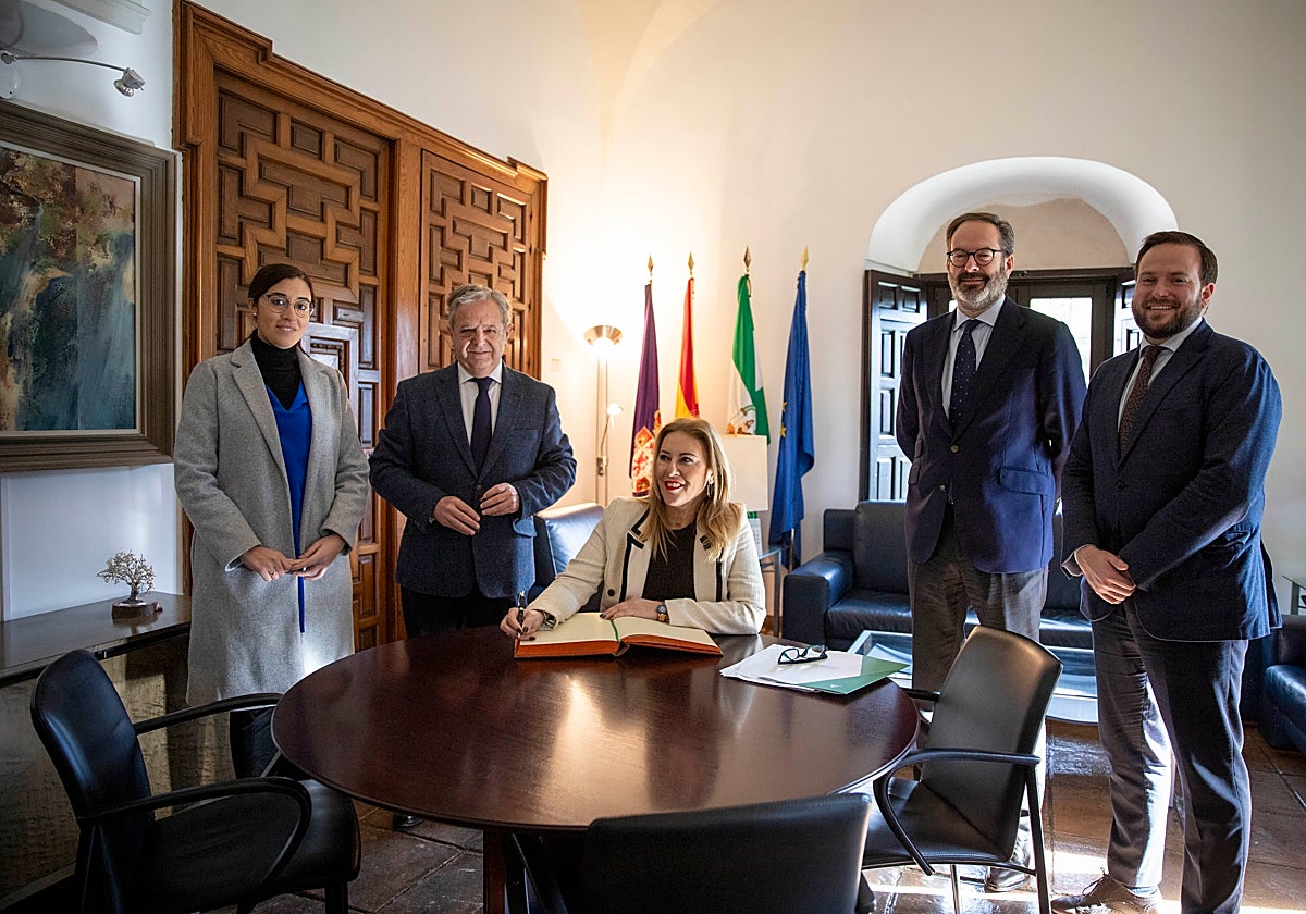 Fuentes, con la consejera de Economía