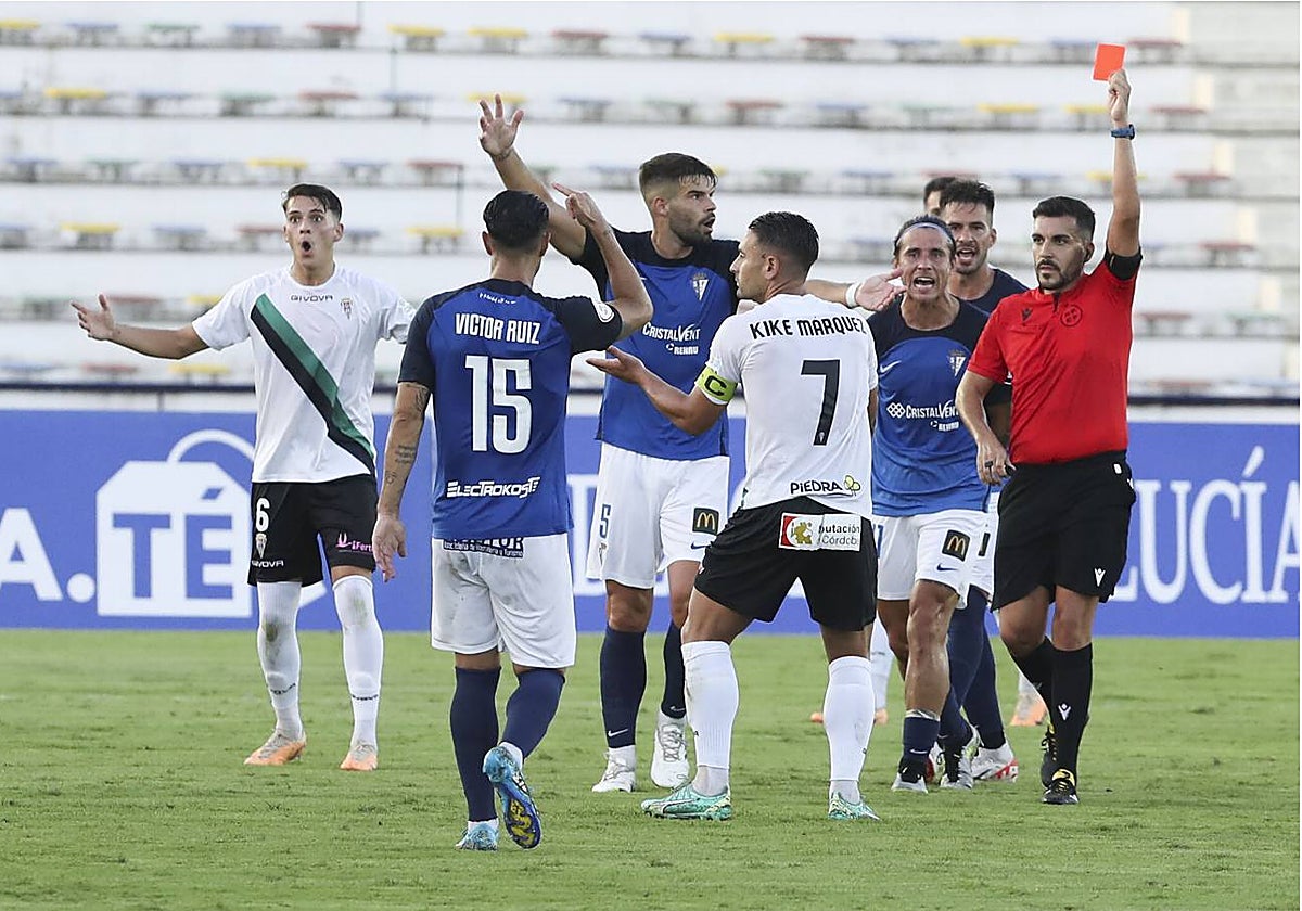 El árbitro expulsa a Kike Márquez durante el partido ante el San Fernando