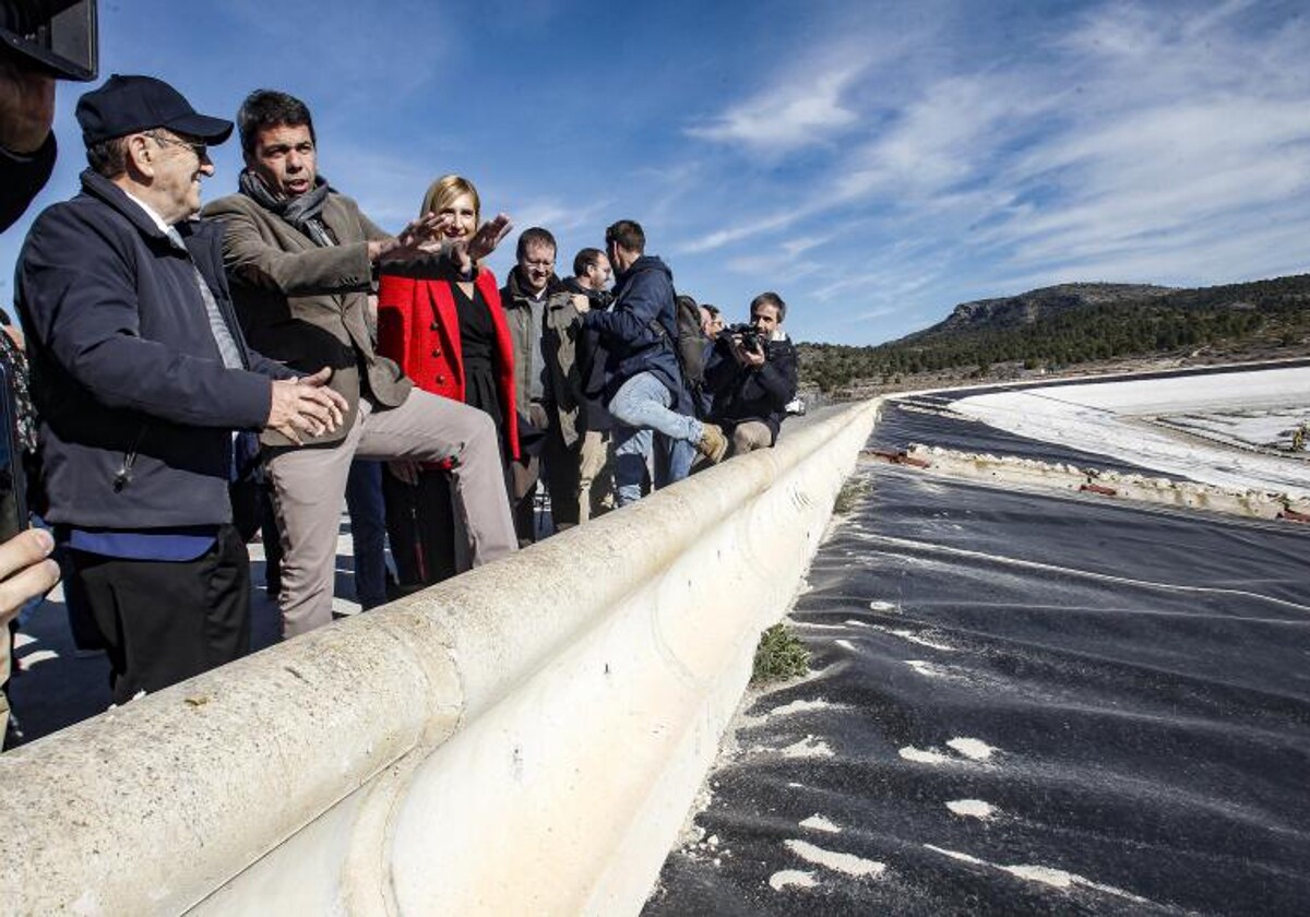 El presidente de la Generalitat, Carlos Mazón, durante su visita a las obras del embalse de El Toscar, este lunes.