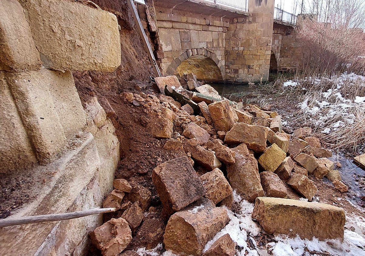Parte del puente de piedra medieval de Soria derrumbado por el temporal de nieve